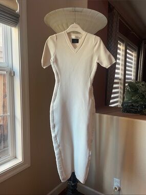 Victoria Beckham brand new without tag Cream Short-Sleeve V-Neck Midi Knit Dres